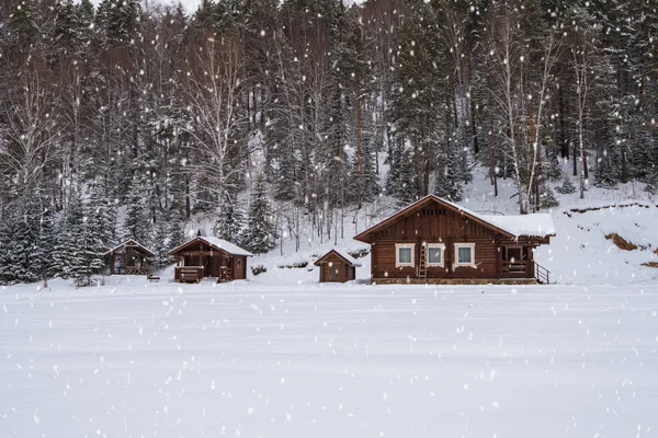 Winter vakantiehuis in het bos. — Stockfoto