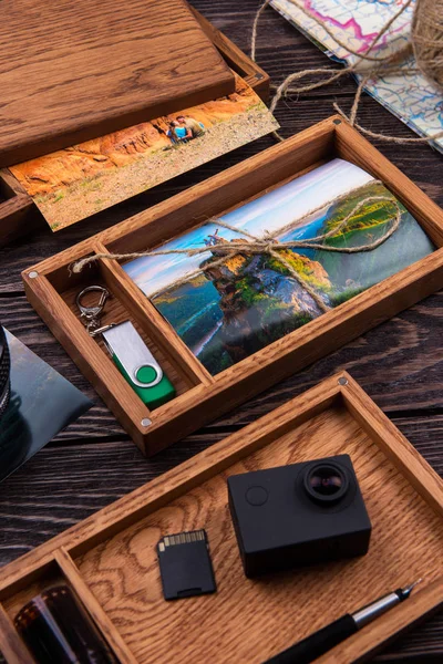 Scatola fotografica in legno con foto da viaggio — Foto Stock
