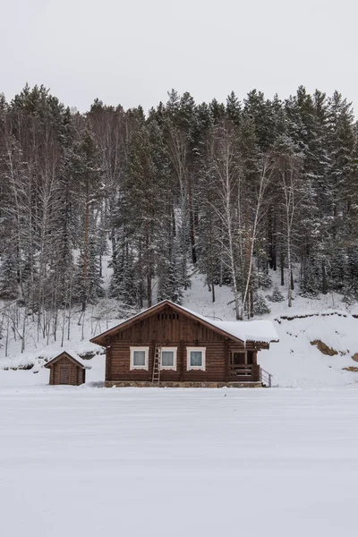Casa de vacaciones de invierno en bosque . —  Fotos de Stock