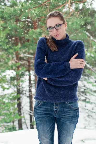 Ritratto di bella donna in maglione blu lana nella foresta invernale — Foto Stock