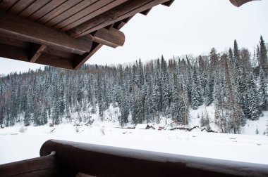 Kış tatil evi ormandaki.