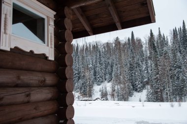 Kış tatil evi ormandaki.