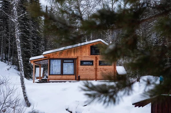 Winterferienhaus im Wald. — Stockfoto