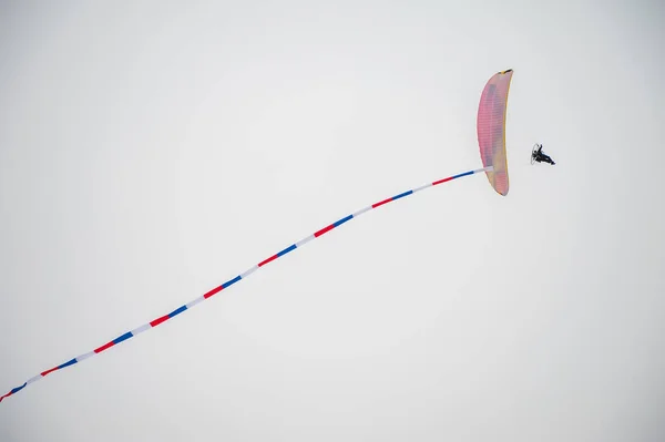 Parapente está voando no céu — Fotografia de Stock