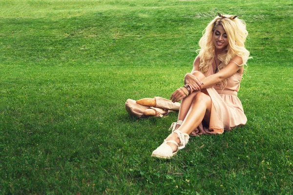 Красуня блондинка одна молода жінка відпочиває в парку — стокове фото