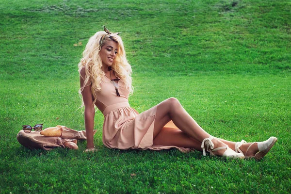 Eauty blond ensam ung kvinna vilar i parken — Stockfoto