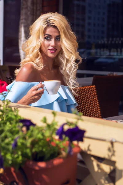 Beauté femme sensuelle en élégante robe bleue dans le café — Photo