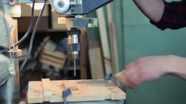 Hombre Está Perforando Bloque Madera Con Máquina Perforación Eléctrica — Vídeo de stock