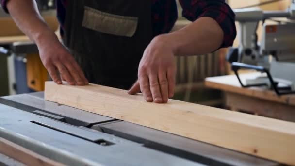 Carpinteiro aplainado bloco de madeira — Vídeo de Stock