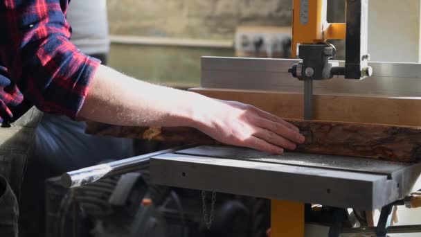 Construction worker cutting wooden board — Stock Video