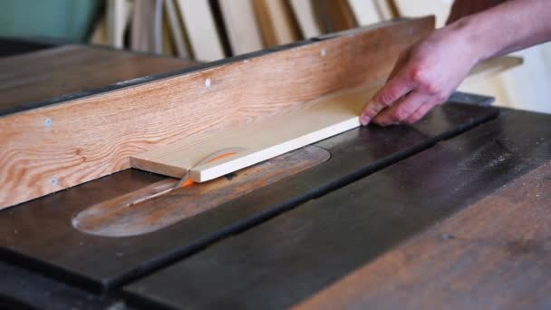 Trabajador de la construcción corte tablero de madera — Vídeo de stock