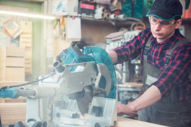 İnşaat işçisi ahşap tahta kesme