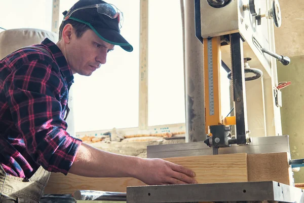 Lavoratore edile tagliere di legno — Foto Stock