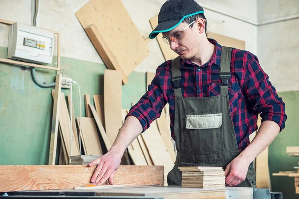 Trabajador de la construcción corte tablero de madera — Foto de Stock
