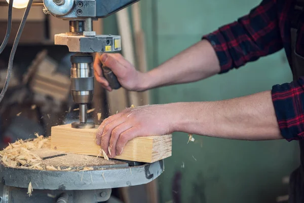 Carpinteros con taladro eléctrico perforando tablero de madera — Foto de Stock