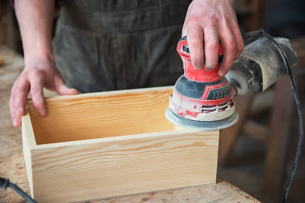 Trabajador muele la caja de madera — Foto de Stock