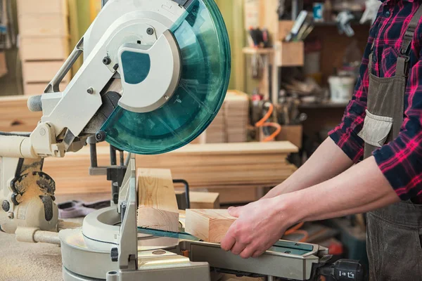 Carpinteiro trabalhador de corte de placa de madeira — Fotografia de Stock