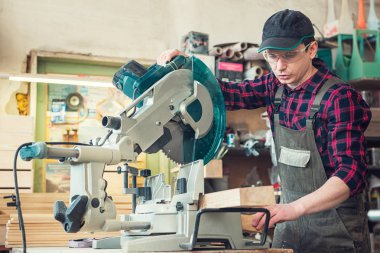 İşçi ahşap tahta kesme marangoz