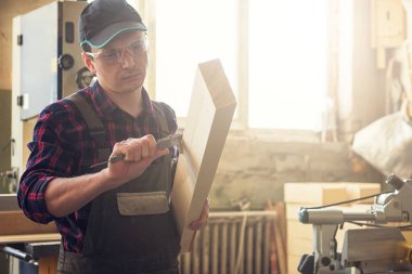 İşçi ölçümleri bir ahşap tahta yapar