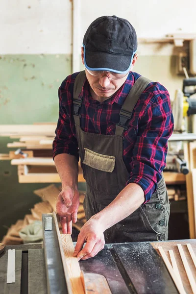 İşçi ahşap tahta kesme marangoz — Stok fotoğraf