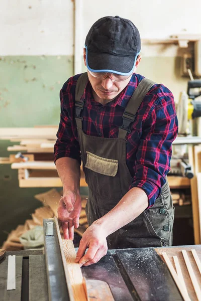 Tischler schneidet Holzbretter — Stockfoto