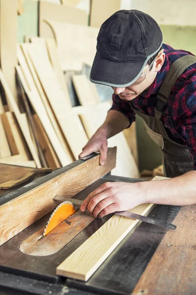 Carpintero trabajador corte tablero de madera — Foto de Stock