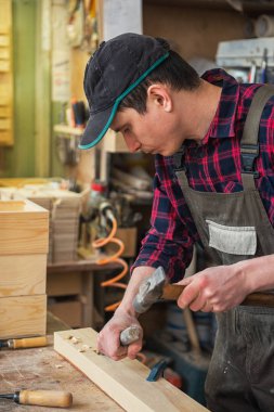 Marangoz bir keski ile çalışma