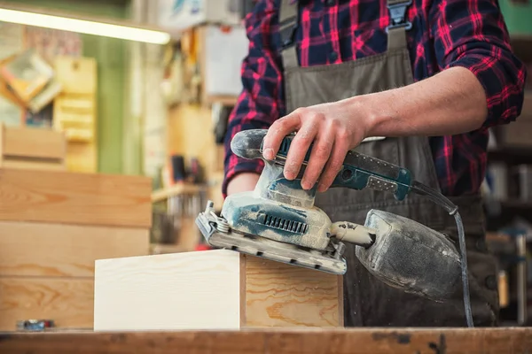 Trabajador muele la caja de madera — Foto de Stock