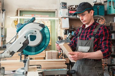 İşçi ahşap tahta kesme marangoz