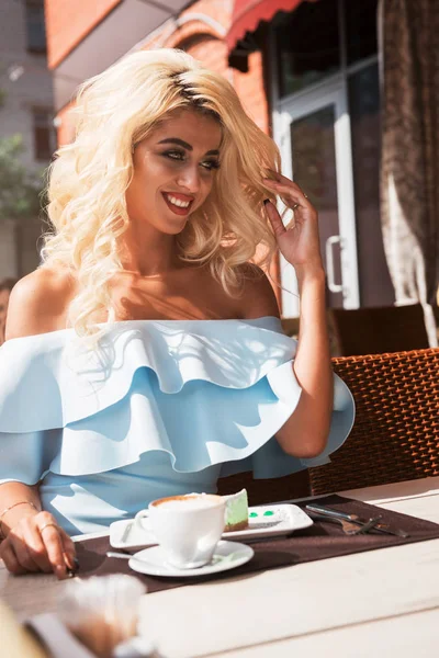 Краса чуттєва жінка в елегантній блакитній сукні в кафе — стокове фото