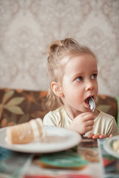 Морозиво і маленька дівчинка — стокове фото