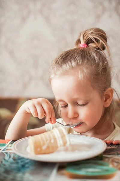 Consumptie-ijs en kleine meisje — Stockfoto