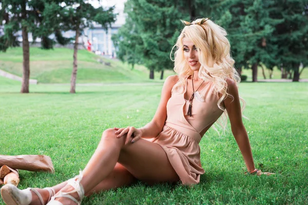 Красавица блондинка одна, молодая женщина отдыхает в парке — стоковое фото