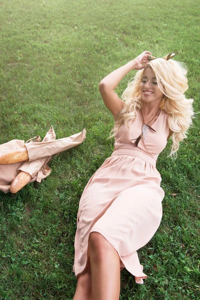 Beauté blonde seule jeune femme au repos dans le parc — Photo