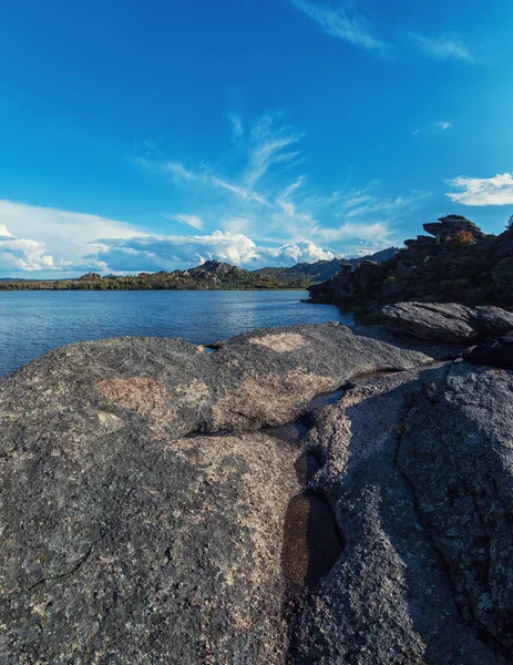 Belleza vista en el lago Kolyvan —  Fotos de Stock