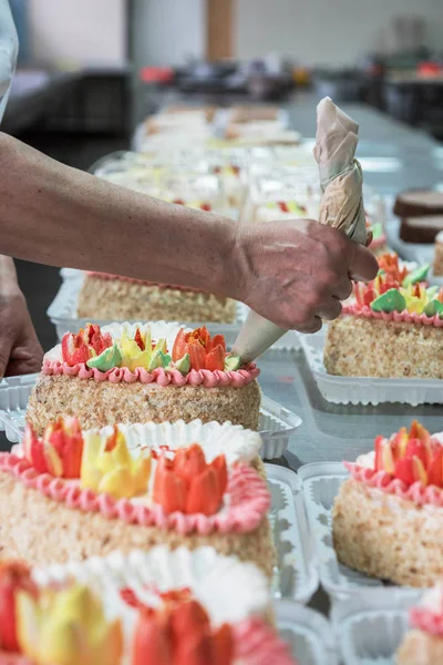 手動ケーキ生産 — ストック写真