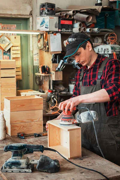 Arbeiter schleift die Holzkiste — Stockfoto