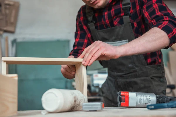 Trabajador haciendo la caja de madera —  Fotos de Stock