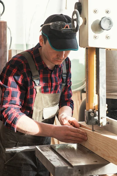 Bauarbeiter schneidet Holzbrett — Stockfoto