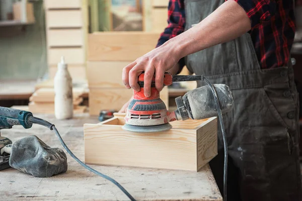 Arbeiter schleift die Holzkiste — Stockfoto