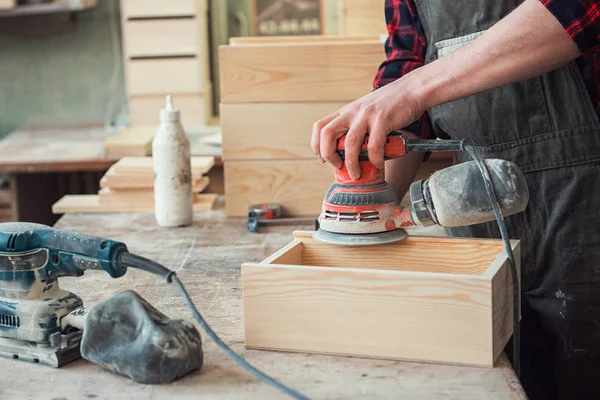 Trabajador muele la caja de madera — Foto de Stock