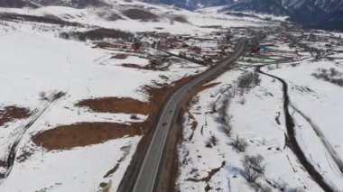 Kış manzarasında yol