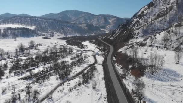 Дорога в зимовому пейзажі — стокове відео