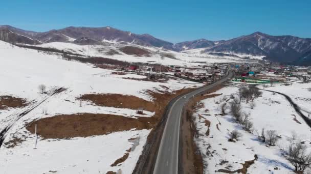 Дорога в зимовому пейзажі — стокове відео