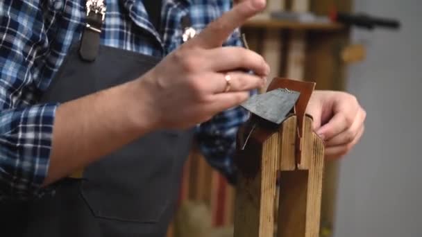 Producción artesanal de billetera de cuero . — Vídeo de stock