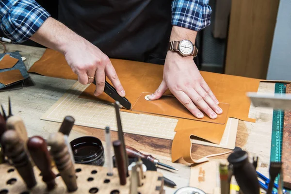 Conceito de artesanato artesanal produção de artigos de couro. — Fotografia de Stock