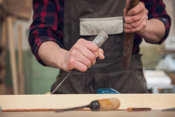 Carpinteiro que trabalha com um cinzel — Fotografia de Stock