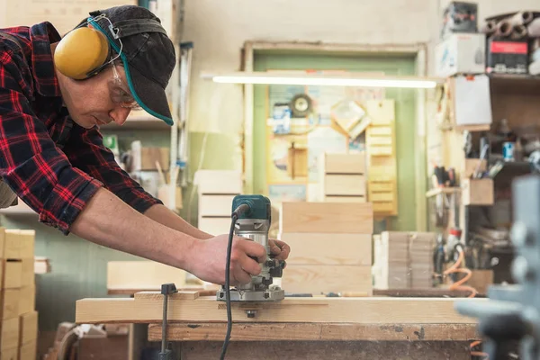 Trabajador muele la caja de madera — Foto de Stock