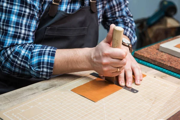 Concepto de producción artesanal de artículos de cuero. — Foto de Stock