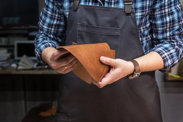 Concepto de producción artesanal de artículos de cuero. — Foto de Stock